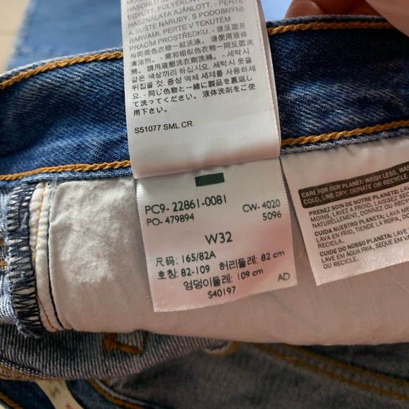 Levi’s Wedgie High Rise Distressed Raw Hem Jeans - Picture 10 of 14